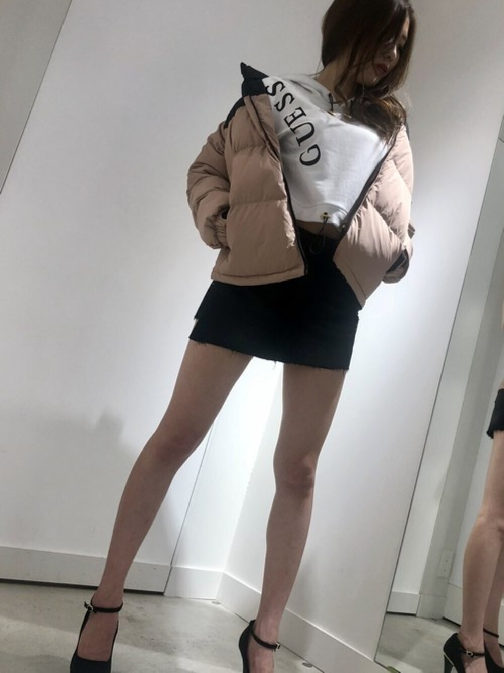 「ダウンジャケット、ピンク、秋のコーデ、デニムスカート、スポーツミックス、ロゴスウェット、guess」｜「Guessの2TONE DOWN JACKET（ダウンジャケット/コート、ピンク系）」を使った、GUESS JAPANさん（レディース・162cm）の秋コーディネートの1枚目の写真