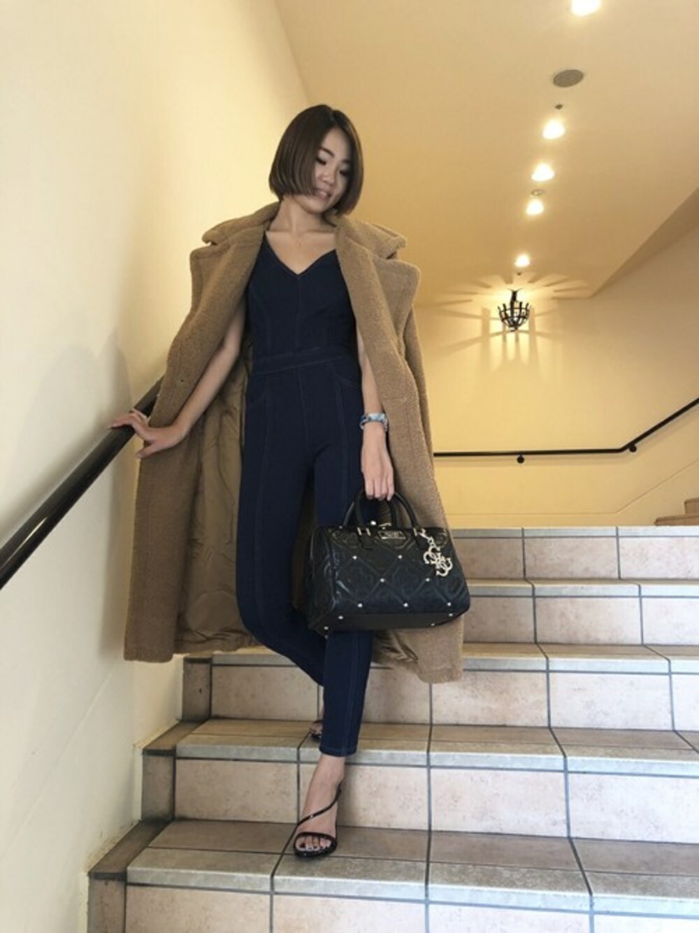 「ハンドバッグ、ボア、秋のコーデ、ロゴ、ロングコート、大人コーデ、ジャンプスーツ、guess」｜「GuessのCLASSIC LAPEL COAT（その他アウター、ベージュ系）」を使った、GUESS JAPANさん（レディース・163cm）の秋コーディネートの1枚目の写真