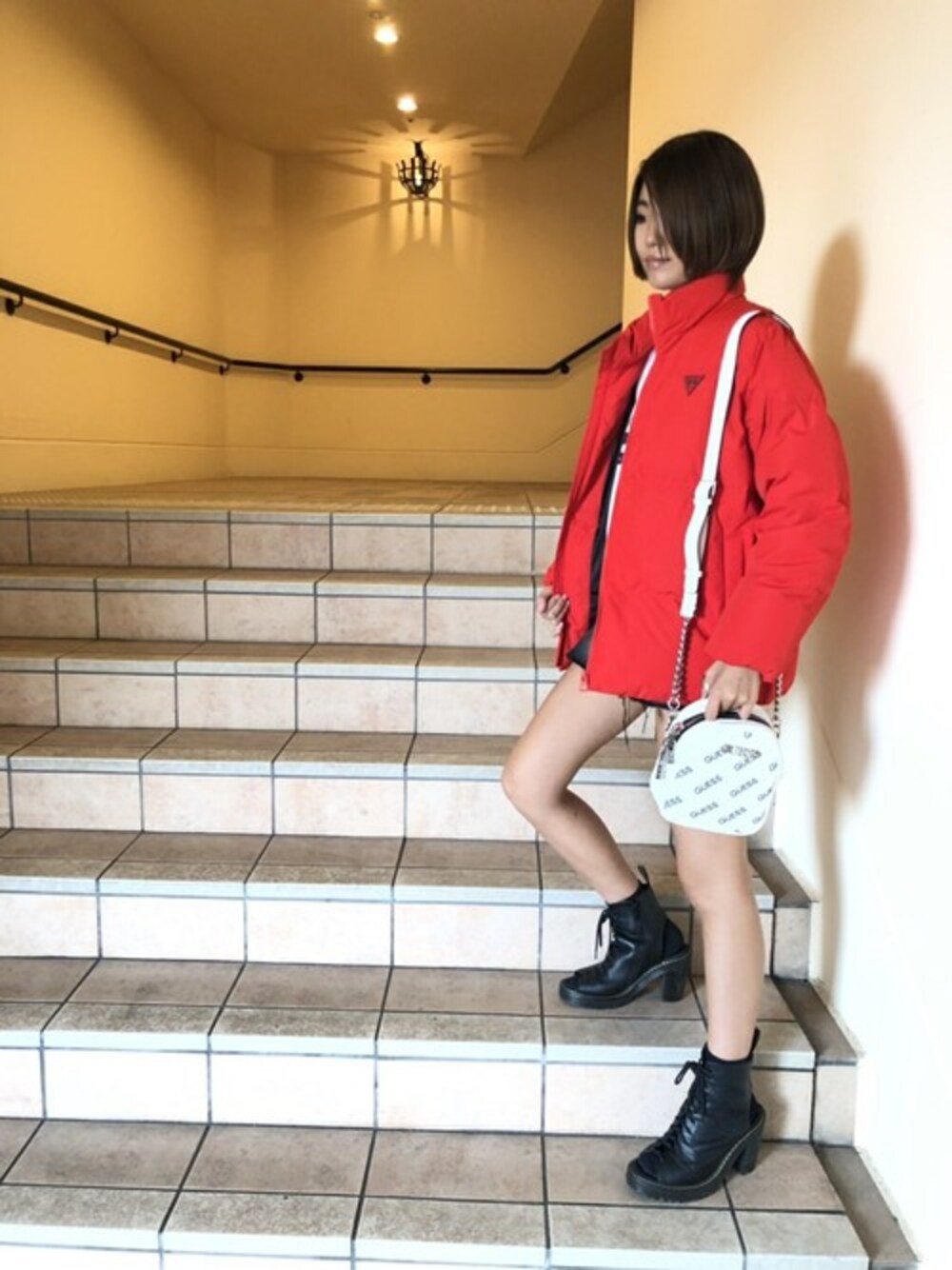 「アウター、ロゴT、カジュアル、ショルダーバッグ、秋のコーデ、赤、スポーツミックス、guess」｜「GuessのGLITTER 4G LOGO SWEAT（スウェット、ホワイト系）」を使った、GUESS JAPANさん（レディース・163cm）の秋コーディネートの1枚目の写真