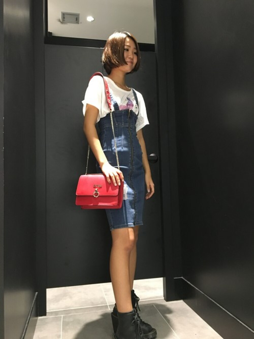 ホワイト系のTシャツ/カットソー、ブルー系のサロペット/オーバーオールを着用したレディースの秋コーディネートの1枚目の写真