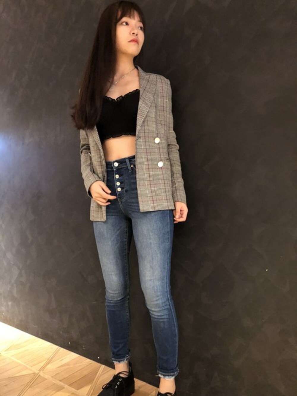 「チェック、ジャケット、秋のコーデ、大人カジュアル、デニムパンツ、シースルー、guess」｜「GuessのALESIA DOUBLE-BREASTED BLAZER（その他アウター、グレー系）」を使った、GUESS JAPANさん（レディース・169cm）の秋コーディネートの1枚目の写真