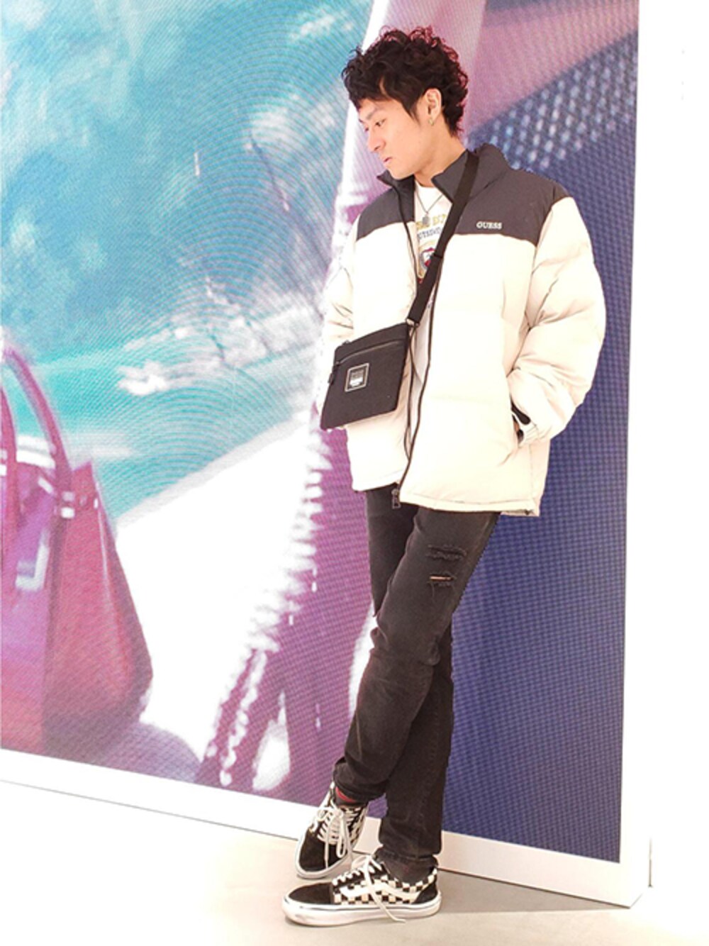 「ダウンジャケット、カジュアル、秋のコーデ、黒、白、ロゴ、スポーツミックス、デニムパンツ、guess」｜「GuessのCROPPED SKINNY DENIM PANT（デニムパンツ、ブラック系）」を使った、GUESS JAPANさん（メンズ・175cm）の秋コーディネートの1枚目の写真