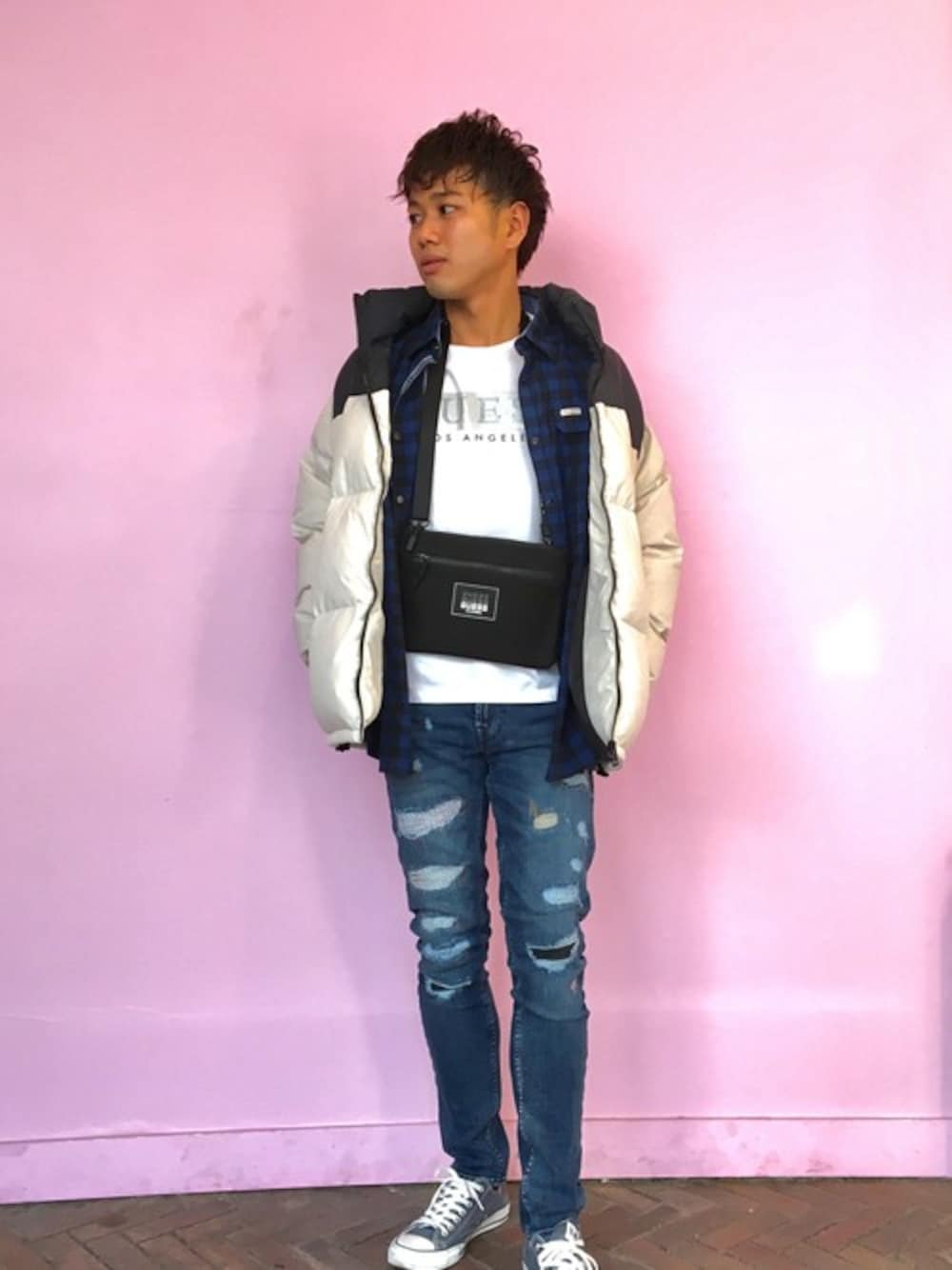 「ロゴT、カジュアル、チェックシャツ、ショルダーバッグ、秋のコーデ、スポーツミックス、デニムパンツ、guess」｜「Guessの2TONE DOWN JACKET（ダウンジャケット/コート、グレー系）」を使った、GUESS JAPANさん（メンズ・174cm）の秋コーディネートの1枚目の写真