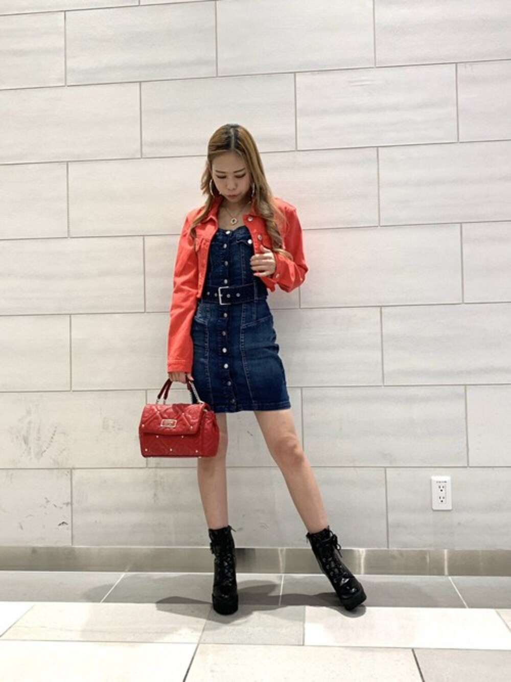 「デニムジャケット、秋のコーデ、赤、大人カジュアル、デニムワンピース、低身長」｜「GuessのTALIA CROPPED DENIM JACKET（デニムジャケット、レッド系）」を使った、GUESS JAPANさん（レディース・156cm）の秋コーディネートの1枚目の写真