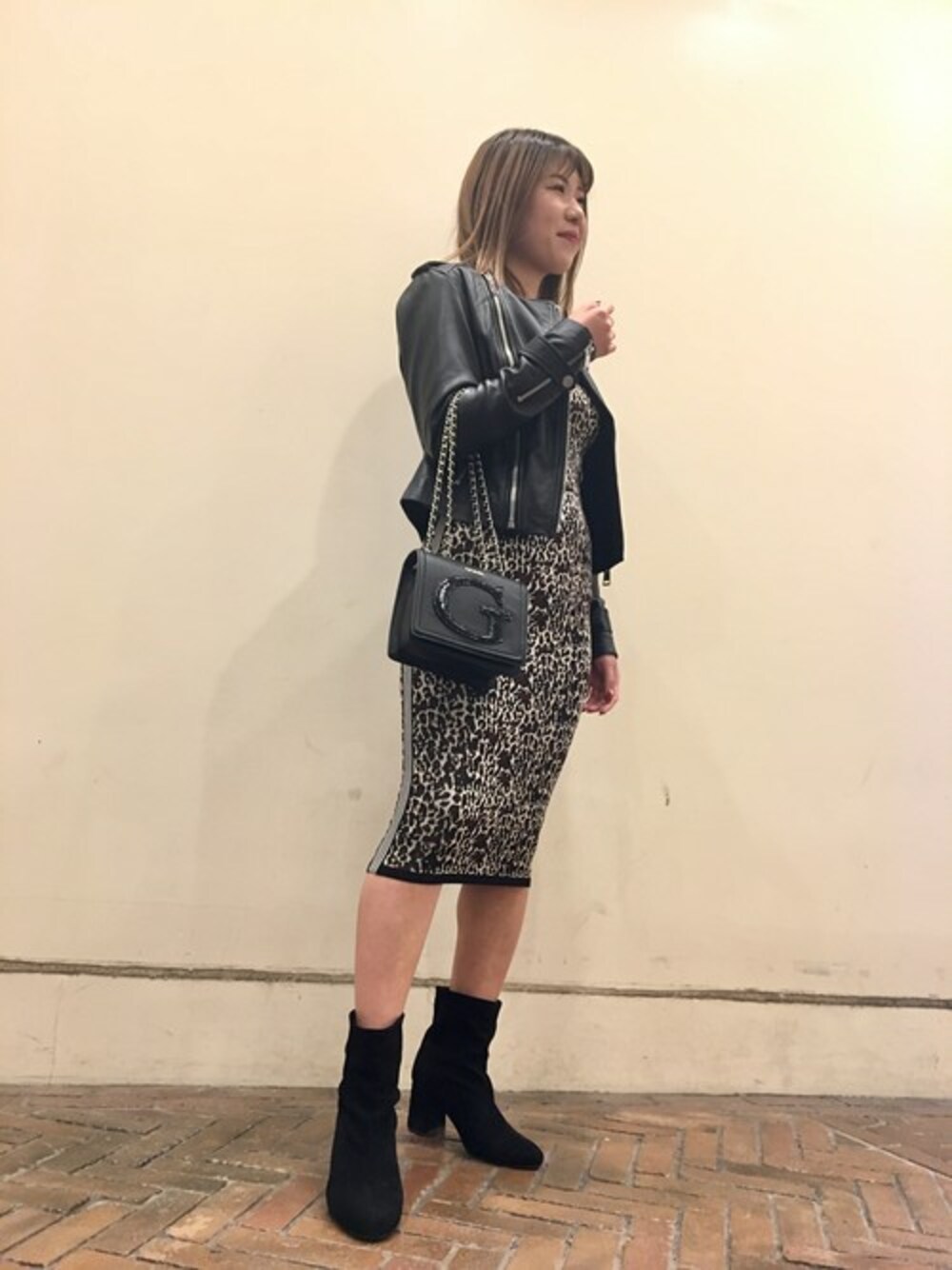 「レオパード、レザージャケット、秋のコーデ、黒、ロゴ、大人カジュアル、guess」｜「GuessのHONEY GENUINE LEATHER BIKER JACKET（ライダースジャケット、ブラック系）」を使った、GUESS JAPANさん（レディース・156cm）の秋コーディネートの1枚目の写真