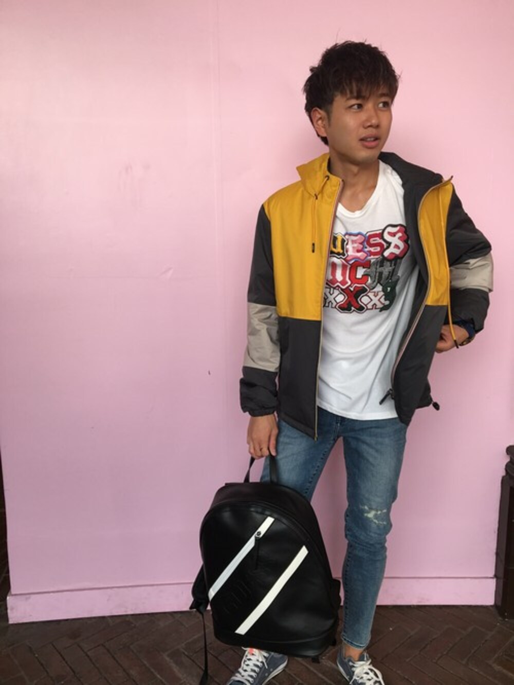「アウター、ロゴT、バックパック、秋のコーデ、ストリート、スポーツミックス、デニムパンツ、guess」｜「GuessのREVERSIBLE COLOUR-BLOCK HOODED JACKET（その他アウター、オレンジ系）」を使った、GUESS JAPANさん（メンズ・174cm）の秋コーディネートの1枚目の写真