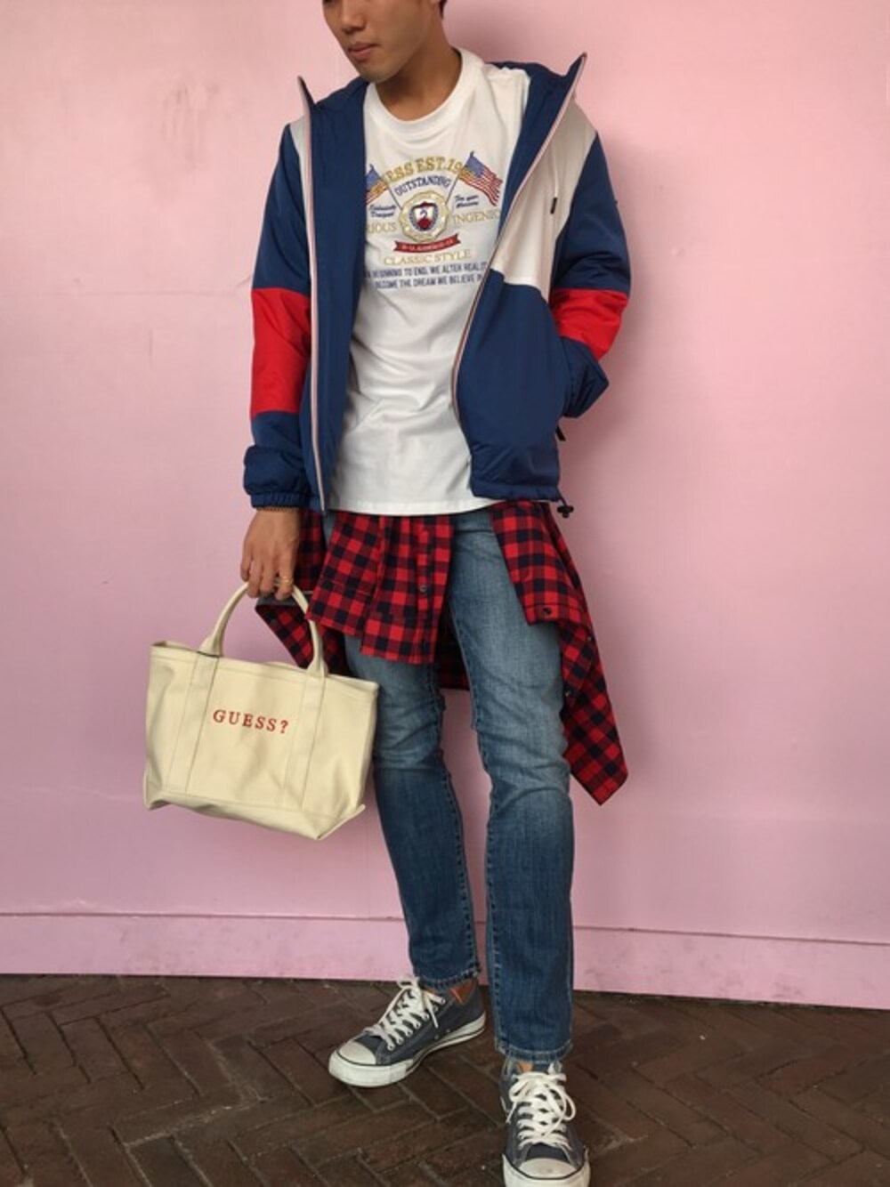 その他のその他アウター、ホワイト系のTシャツ/カットソー、レッド系のシャツ/ブラウスを着用したメンズの秋コーディネートの1枚目の写真