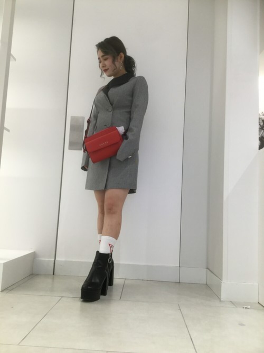 ブラック系のTシャツ/カットソー、レッド系のショルダーバッグを着用したレディースの秋コーディネートの1枚目の写真