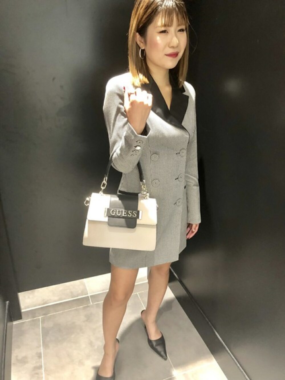 ホワイト系のハンドバッグ、その他のワンピースを着用したレディースの秋コーディネートの1枚目の写真