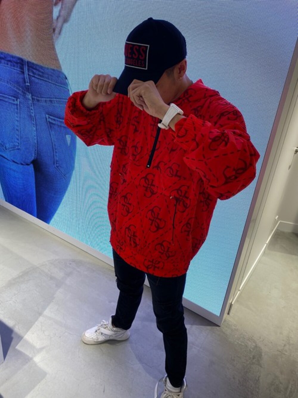 「キャップ、ストリート、黒、赤、スポーツミックス、デニムパンツ、ロゴスウェット、guess」｜「GuessのCROPPED SKINNY DENIM PANT（デニムパンツ、ブラック系）」を使った、GUESS JAPANさん（メンズ・175cm）の秋コーディネートの1枚目の写真