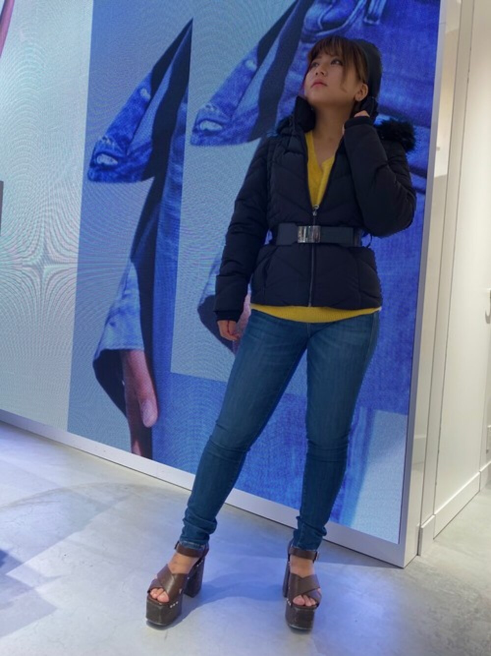 「ダウンジャケット、秋のコーデ、ハイウエスト、大人カジュアル、スポーツミックス、guess」｜「GuessのUSED-LOOK SKINNY DENIM PANT（デニムパンツ、ブルー系）」を使った、GUESS JAPANさん（レディース・152cm）の秋コーディネートの1枚目の写真