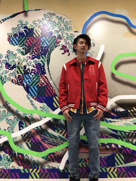 「Guess（ゲス）のアイテム（スタジャン）」を使った、GUESS JAPANさん（メンズ・183cm）の秋コーディネート