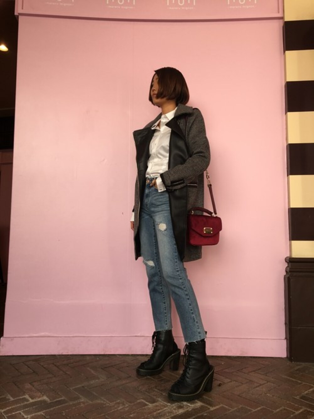 「白シャツ、ロゴ、ロングコート、大人カジュアル、デニムパンツ、ショルダーバック、オフィスカジュアル、guess」｜「GuessのCATE JEWEL BUTTON SHIRT（シャツ/ブラウス、ホワイト系）」を使った、GUESS JAPANさん（レディース・163cm）の秋コーディネートの1枚目の写真