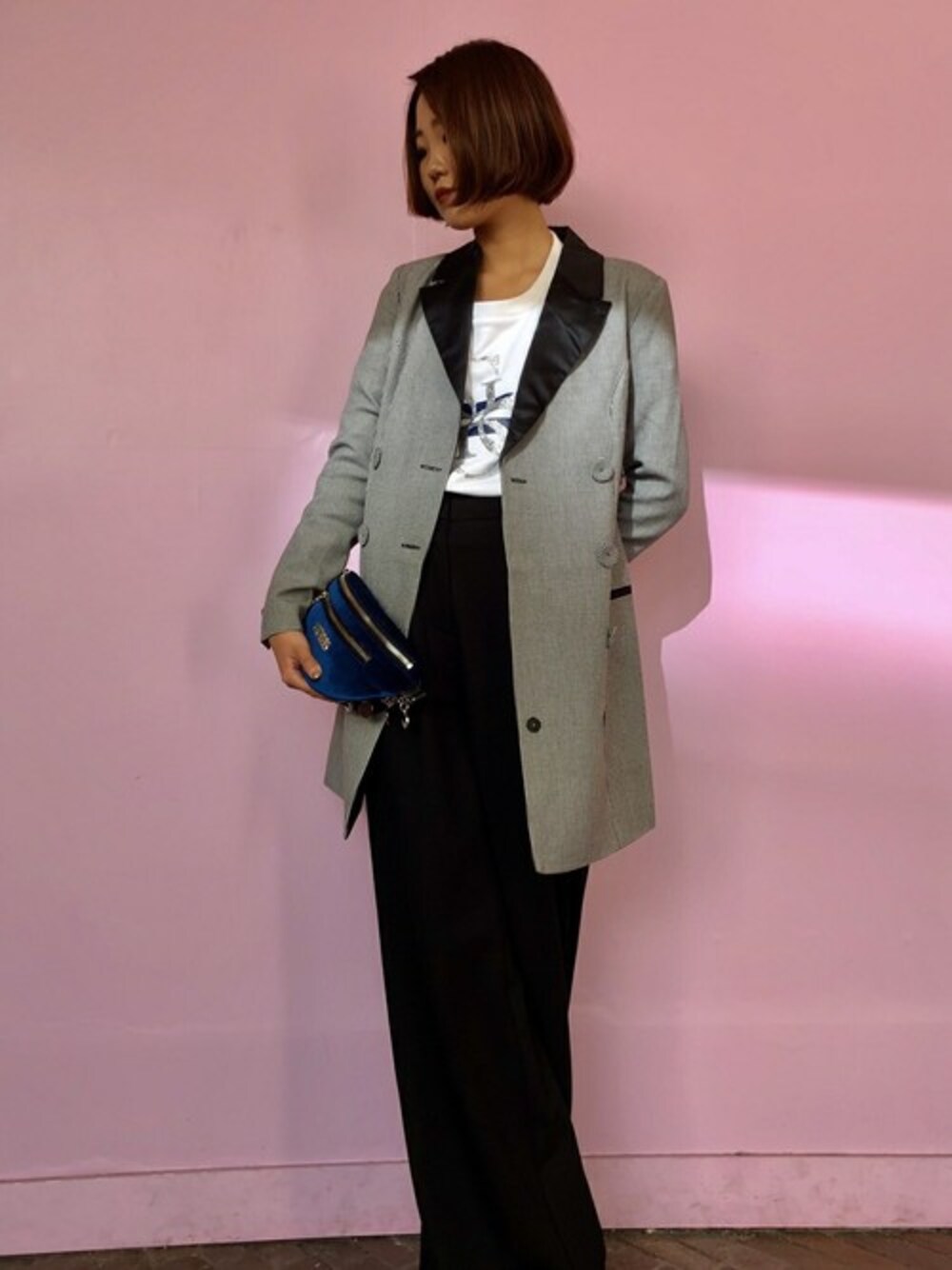 その他のワンピース、ホワイト系のスウェット、ブラック系のその他パンツを着用したレディースの秋コーディネートの1枚目の写真