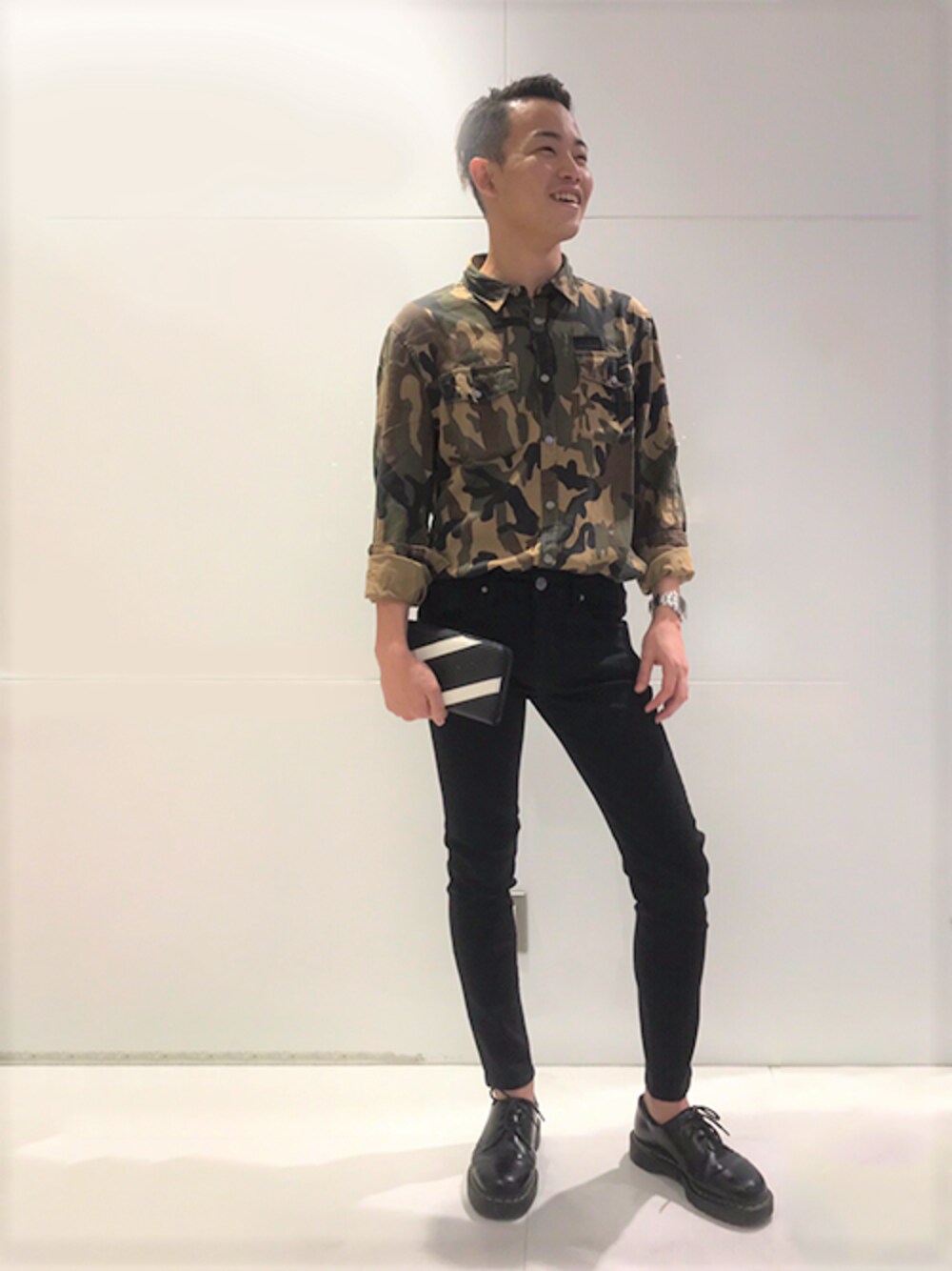 「ロゴT、カジュアル、秋のコーデ、ストリート、迷彩、デニムパンツ、guess」｜「GuessのCAMOUFLAGE PRINT SHIRT（シャツ/ブラウス、その他）」を使った、GUESS JAPANさん（メンズ・173cm）の秋コーディネートの1枚目の写真