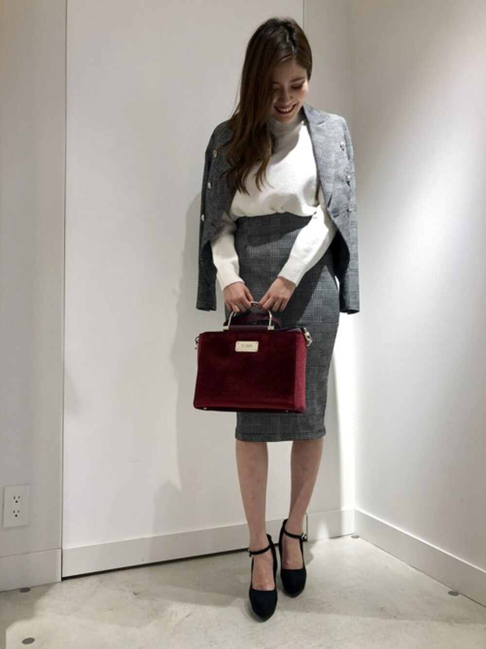 ブラック系のその他アウター、ホワイト系のニット/セーター、ブラック系のスカートを着用したレディースの秋コーディネートの1枚目の写真