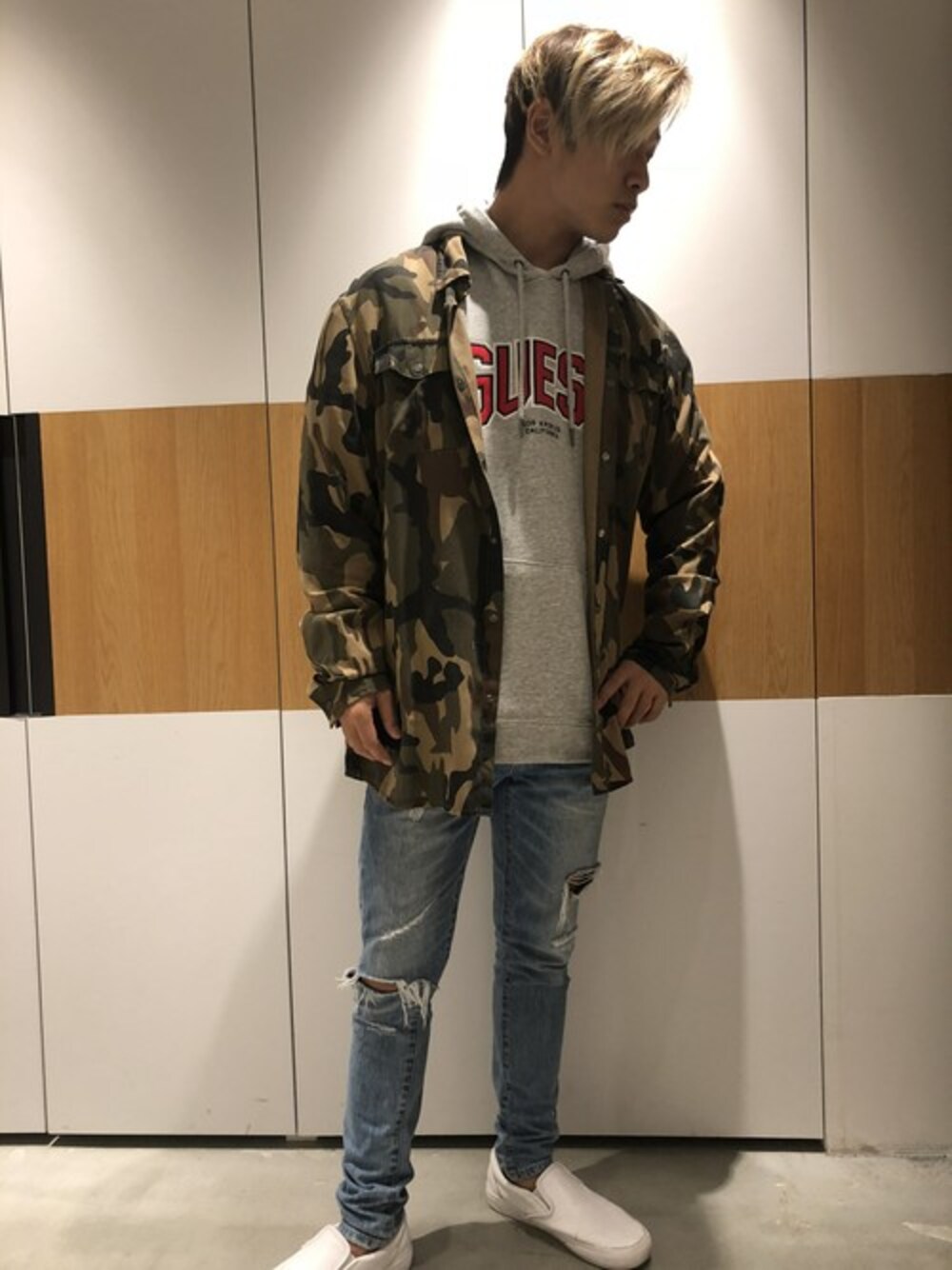 その他のシャツ/ブラウス、グレー系のスウェットを着用したメンズの秋コーディネートの1枚目の写真