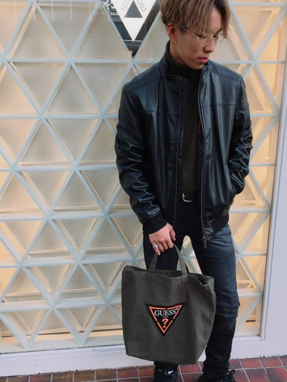 「レザー、秋のコーデ、ストリート、黒、タートルネック、ロゴ、大人カジュアル、guess」｜「GuessのECO LEATHER BOMBER JACKET（その他アウター、ブラック系）」を使った、GUESS JAPANさん（メンズ・170cm）の秋コーディネートの1枚目の写真