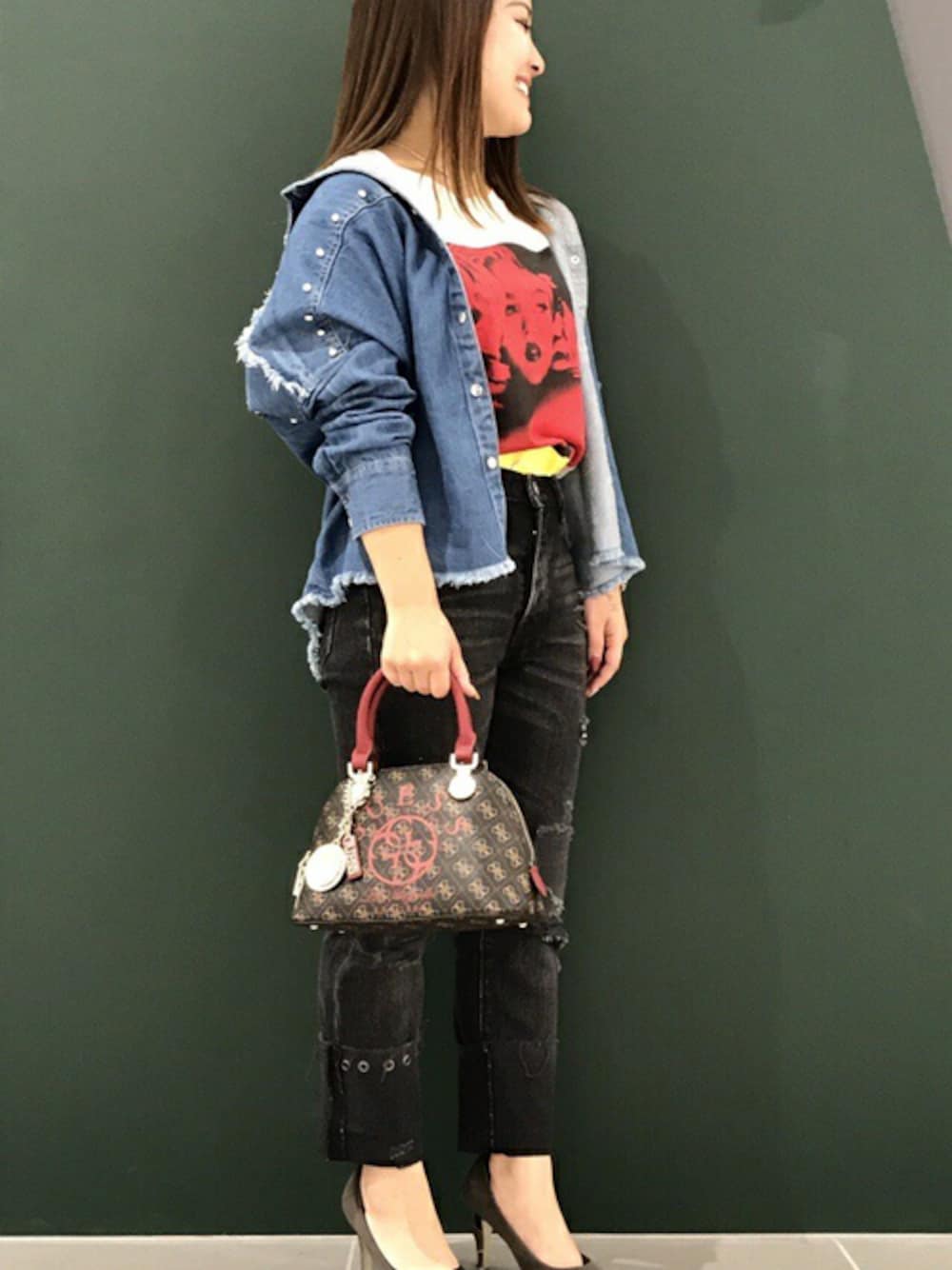 ブルー系のシャツ/ブラウス、ホワイト系のTシャツ/カットソー、ブラック系のデニムパンツを着用したレディースの秋コーディネートの1枚目の写真