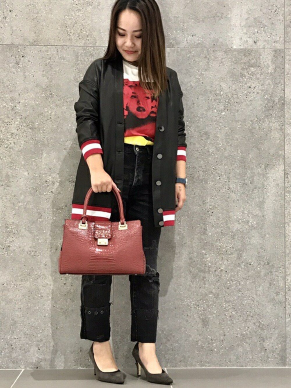 「カットソー、ブルゾン、ロゴ、大人カジュアル、スポーツミックス、guess」｜「GuessのERMIN COATED LONG BOMBER JACKET（その他アウター、ブラック系）」を使った、GUESS JAPANさん（レディース・151cm）の秋コーディネートの1枚目の写真
