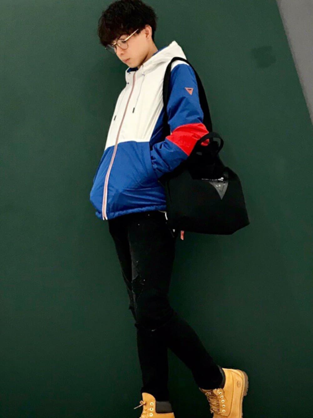 「トートバッグ、秋のコーデ、ストリート、ロゴ、リバーシブル、スポーツミックス、デニムパンツ、guess」｜「GuessのREVERSIBLE COLOUR-BLOCK HOODED JACKET（その他アウター、その他）」を使った、GUESS JAPANさん（メンズ・176cm）の秋コーディネートの1枚目の写真