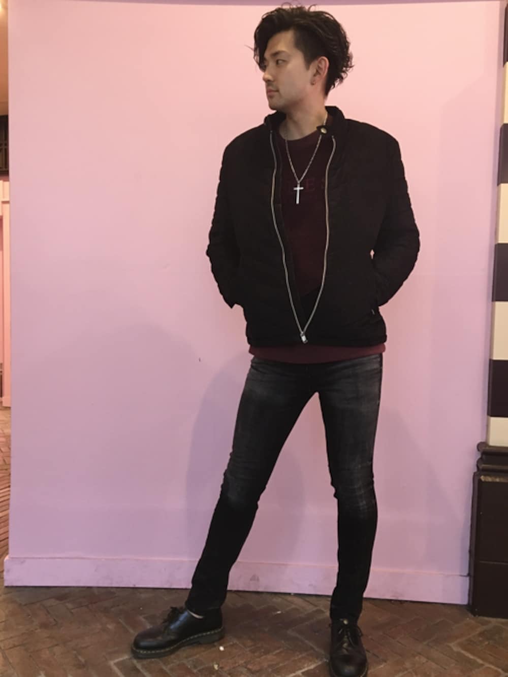 ブラック系のブルゾン、レッド系のスウェットを着用したメンズの秋コーディネートの1枚目の写真