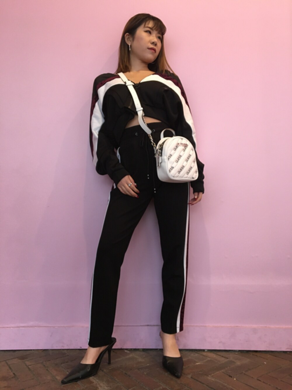 「ショルダーバッグ、秋のコーデ、ロゴ、大人カジュアル、スポーツミックス、ロゴスウェット、低身長、guess」｜「GuessのJOANN COLOR-BLOCK JACKET（ジャージ、ブラック系）」を使った、GUESS JAPANさん（レディース・156cm）の秋コーディネートの1枚目の写真