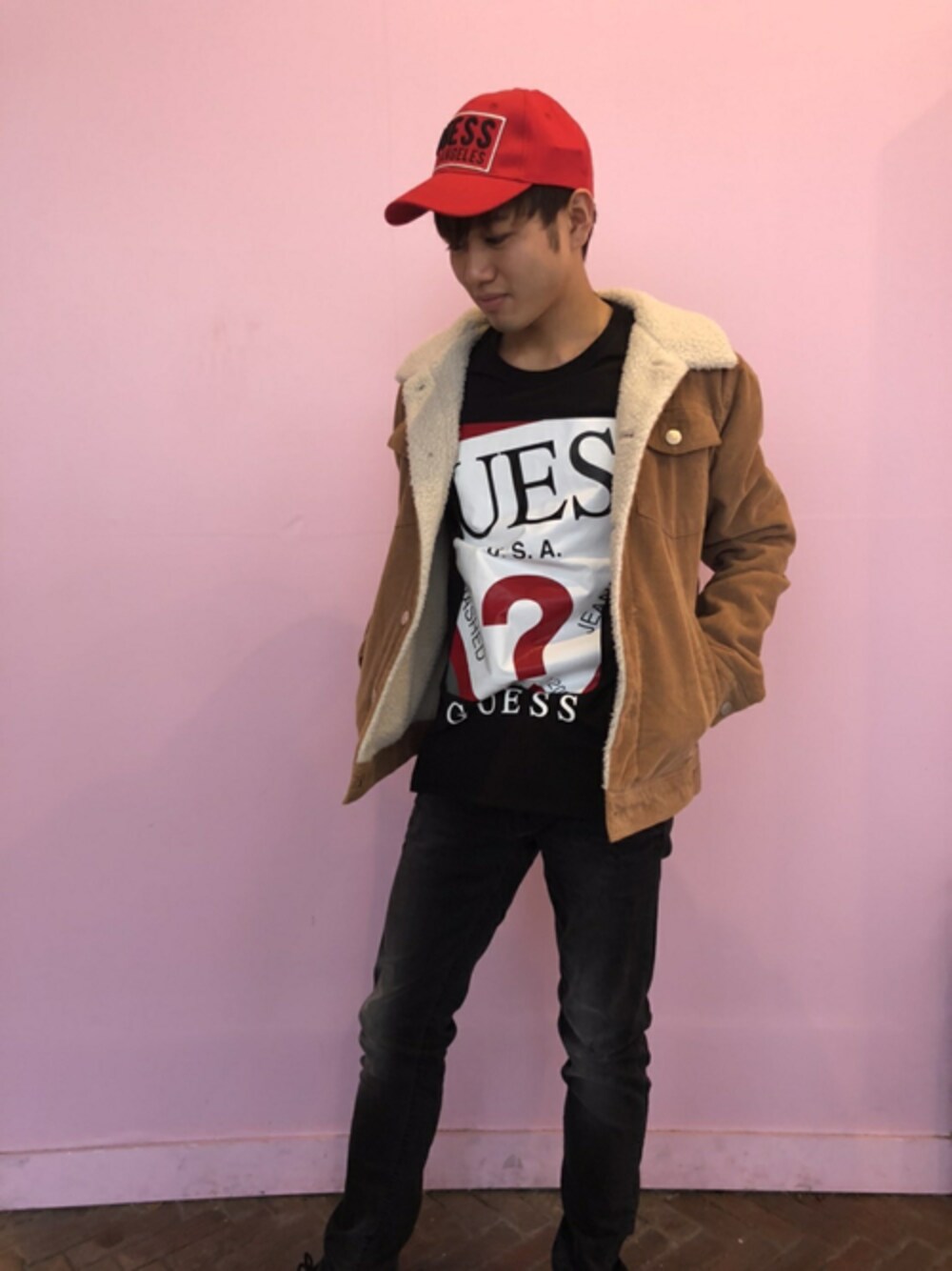 「ロゴT、カジュアル、キャップ、ボア、ストリート、デニムパンツ、guess」｜「GuessのL/S LIMITED LOGO TEE（Tシャツ/カットソー、ブラック系）」を使った、GUESS JAPANさん（メンズ・174cm）の秋コーディネートの1枚目の写真