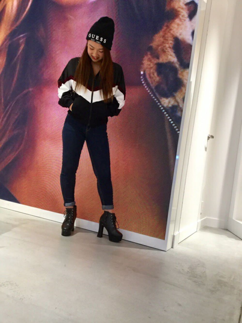 「秋のコーデ、ストリート、黒、ロゴ、ジャージ、スポーツミックス、スキニーデニム、低身長、guess」｜「GuessのJOANN COLOR-BLOCK JACKET（ジャージ、ブラック系）」を使った、GUESS JAPANさん（レディース・153cm）の秋コーディネートの1枚目の写真
