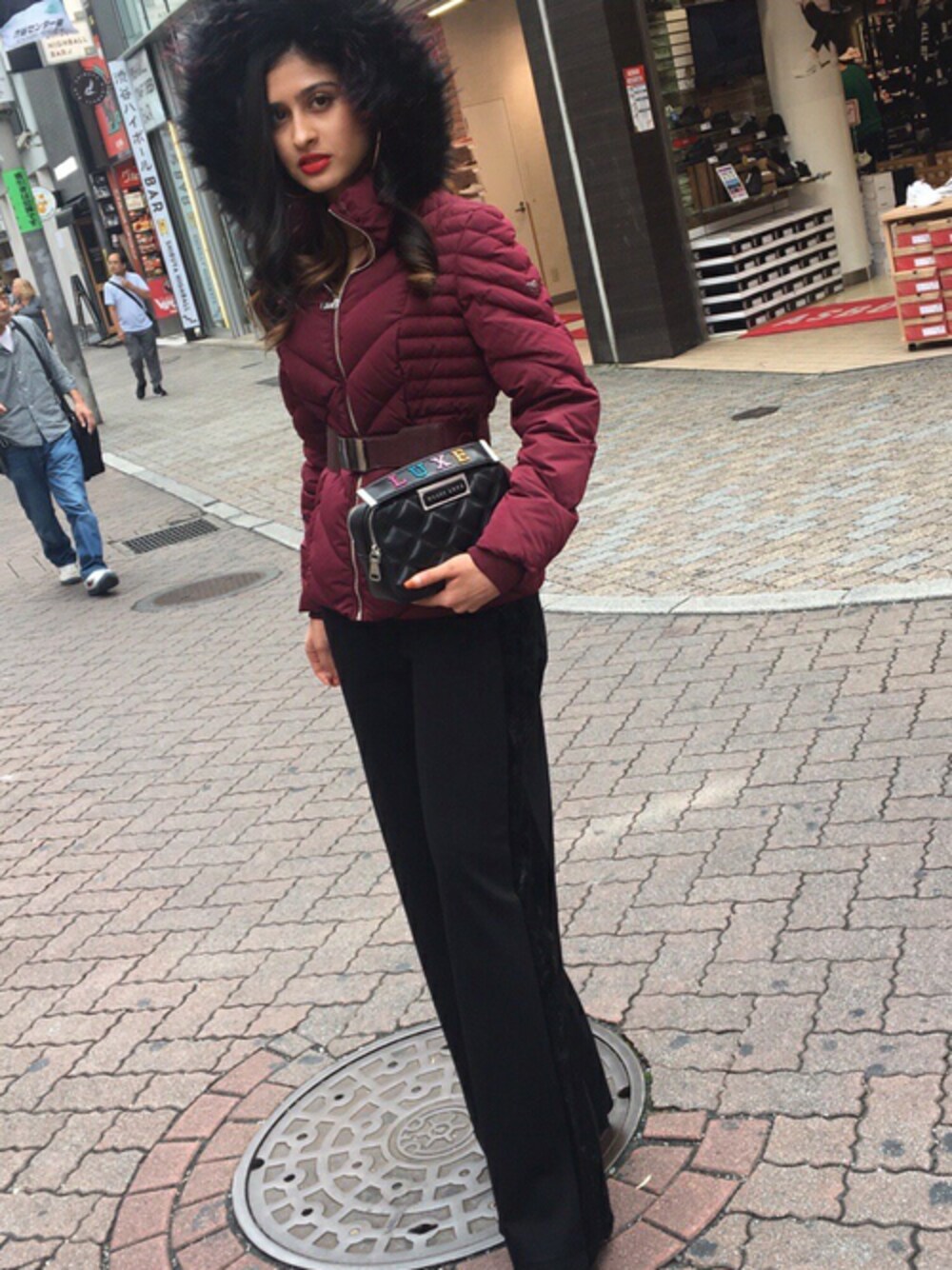 「ファー、ダウンジャケット、ショルダーバッグ、ボルドー、黒、大人カジュアル、ワイドパンツ、guess」｜「GuessのPETRA FAUX-FUR TRIM DOWN JACKET（ダウンジャケット/コート、レッド系）」を使った、GUESS JAPANさん（レディース・165cm）の秋コーディネートの1枚目の写真