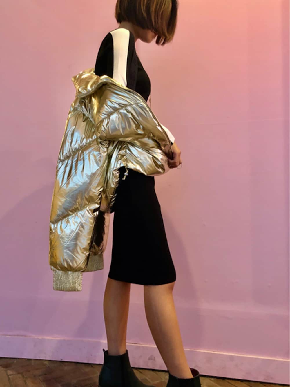 「タイトスカート、ワンピース、ダウンジャケット、ストリート、スポーツミックス、ゴールド、guess」｜「GuessのBRUNA LAMINATED PADDED JACKET（その他アウター、ゴールド系）」を使った、GUESS JAPANさん（レディース・163cm）の秋コーディネートの1枚目の写真