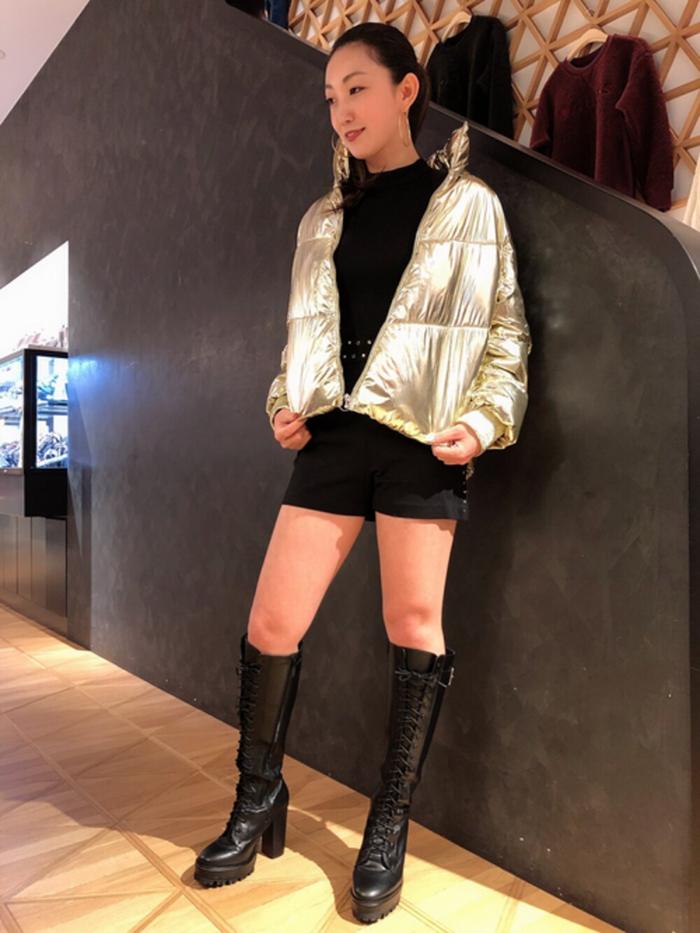 「ダウンジャケット、オールインワン、秋のコーデ、黒、大人カジュアル、スポーツミックス、ゴールドアクセ、guess」｜「GuessのBRUNA LAMINATED PADDED JACKET（その他アウター、ゴールド系）」を使った、GUESS JAPANさん（レディース・160cm）の秋コーディネートの1枚目の写真