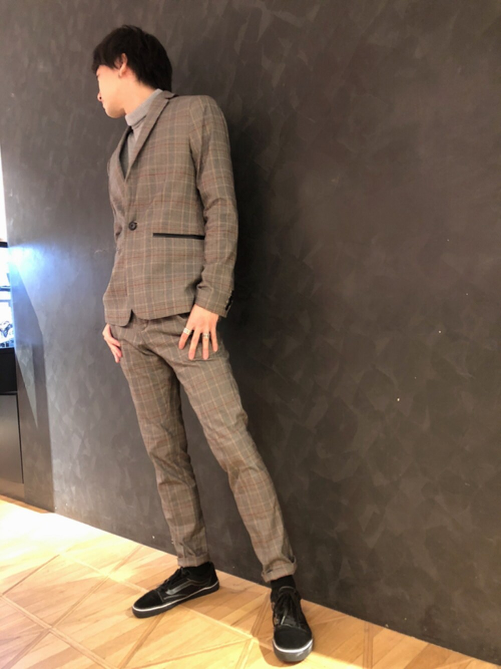 「ニット、セットアップ、秋のコーデ、タートルネック、ロゴ、大人コーデ、オフィスカジュアル、guess」｜「GuessのGLEN PLAID BLAZER（テーラードジャケット、ブラック系）」を使った、GUESS JAPANさん（メンズ・182cm）の秋コーディネートの1枚目の写真