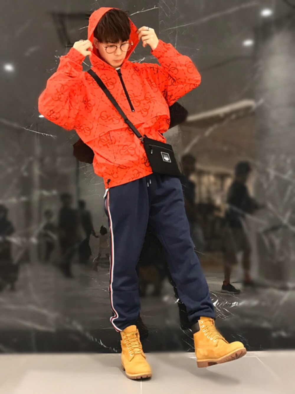 「カジュアル、ショルダーバッグ、秋のコーデ、ストリート、ジャージ、スポーツミックス、ロゴスウェット、guess」｜「GuessのDOUG SIDE STRIP SWEAT PANTS（その他パンツ、ブルー系）」を使った、GUESS JAPANさん（メンズ・176cm）の秋コーディネートの1枚目の写真