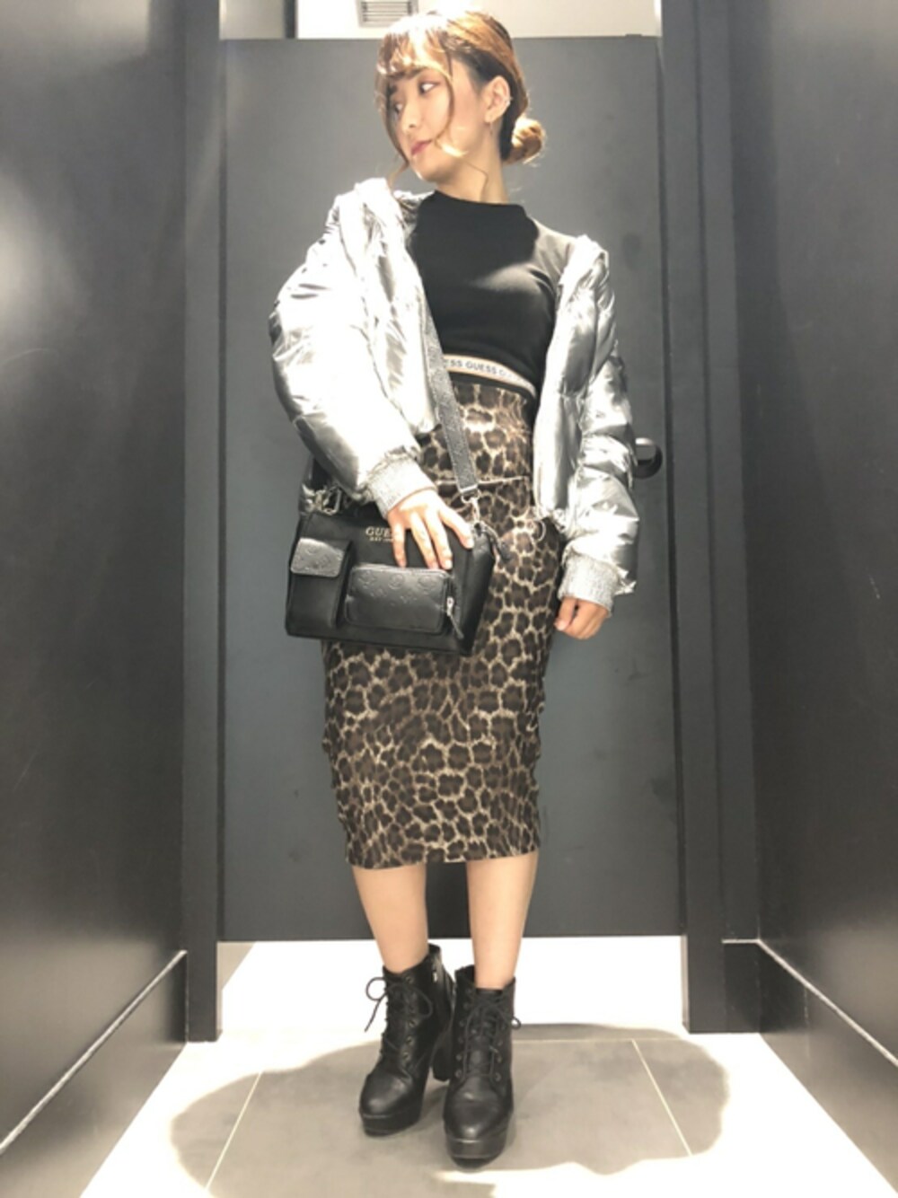 「タイトスカート、ダウンジャケット、ロゴT、レオパード、秋のコーデ、大人カジュアル、スポーツミックス、guess」｜「GuessのBRUNA LAMINATED PADDED JACKET（その他アウター、ゴールド系）」を使った、GUESS JAPANさん（レディース・152cm）の秋コーディネートの1枚目の写真