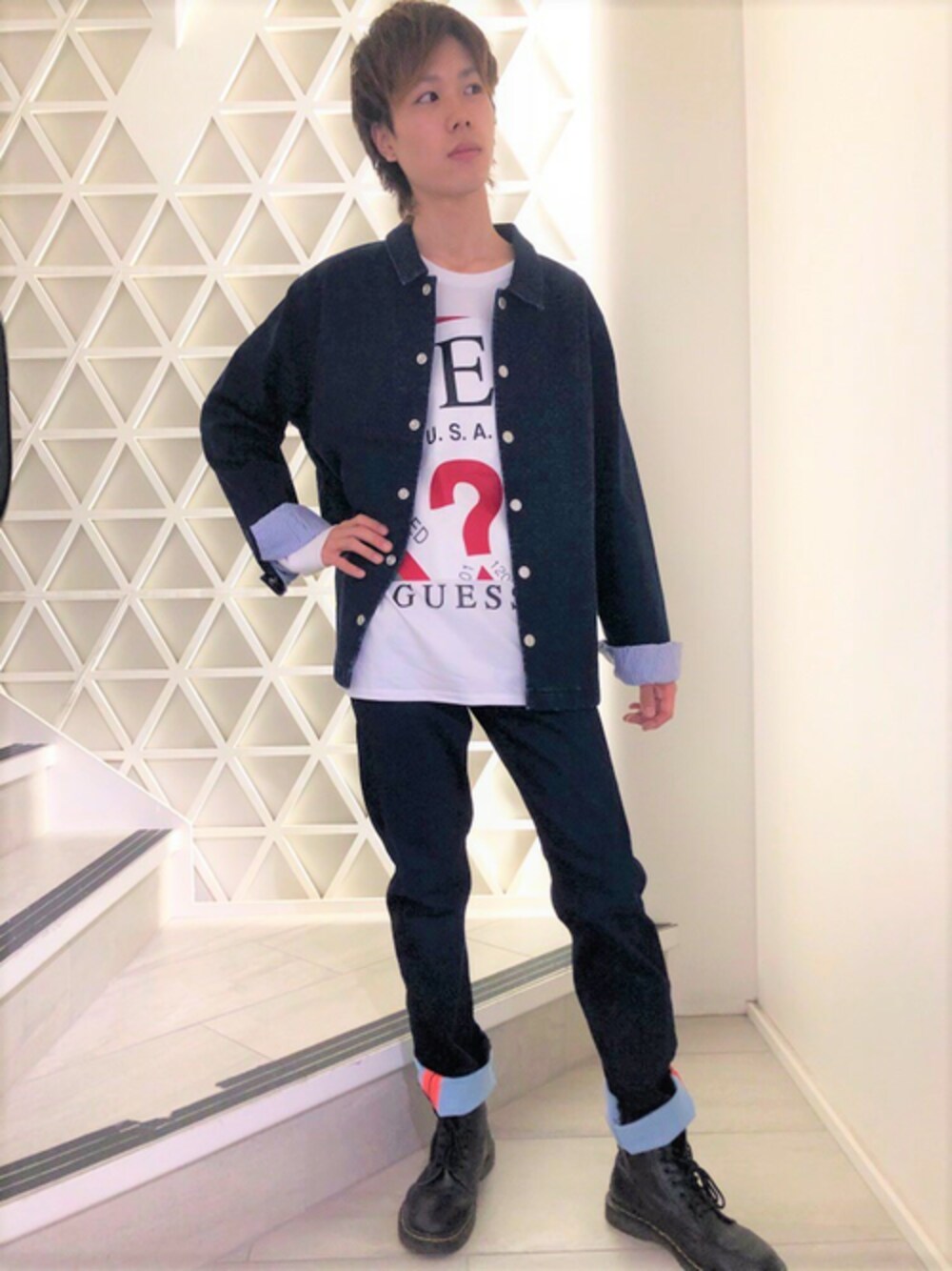 ブルー系のデニムジャケット、ホワイト系のTシャツ/カットソー、ブルー系のデニムパンツを着用したメンズの秋コーディネートの1枚目の写真