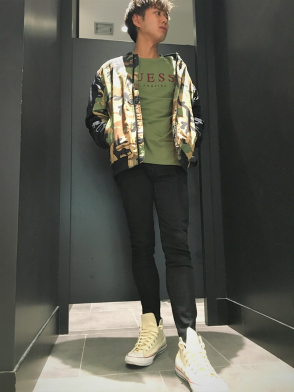 その他のその他アウター、グリーン系のTシャツ/カットソー、ブルー系のデニムパンツを着用したメンズの秋コーディネートの1枚目の写真