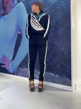 「Guess（ゲス）のアイテム（ジャージ）」を使った、GUESS JAPANさん（レディース・152cm）の秋コーディネート