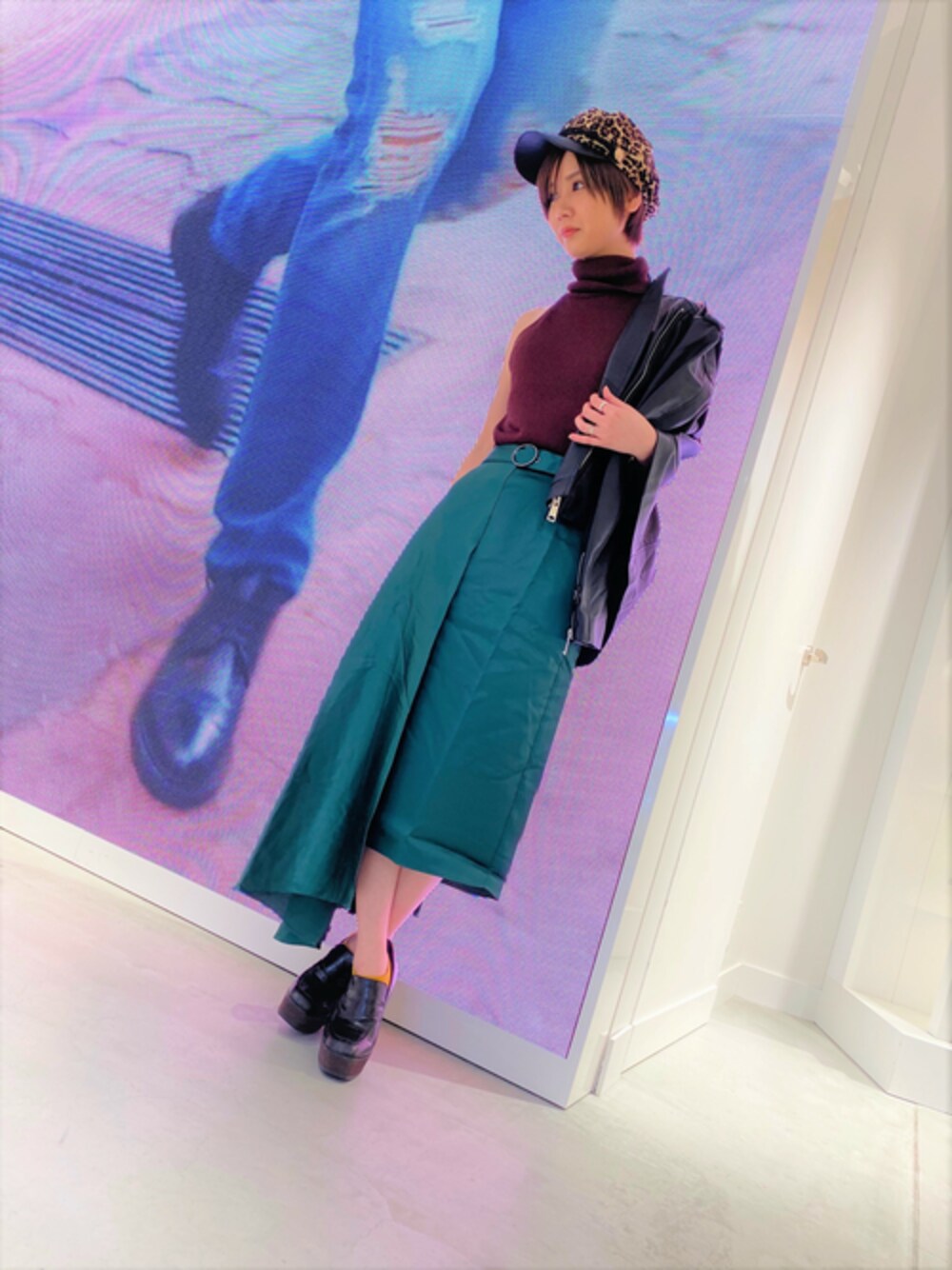 「レザージャケット、秋のコーデ、アシンメトリー、タートルネック、大人カジュアル、ロングスカート、ノースリーブ、guess」｜「GuessのHONEY GENUINE LEATHER BIKER JACKET（ライダースジャケット、ブラック系）」を使った、GUESS JAPANさん（レディース・160cm）の秋コーディネートの1枚目の写真
