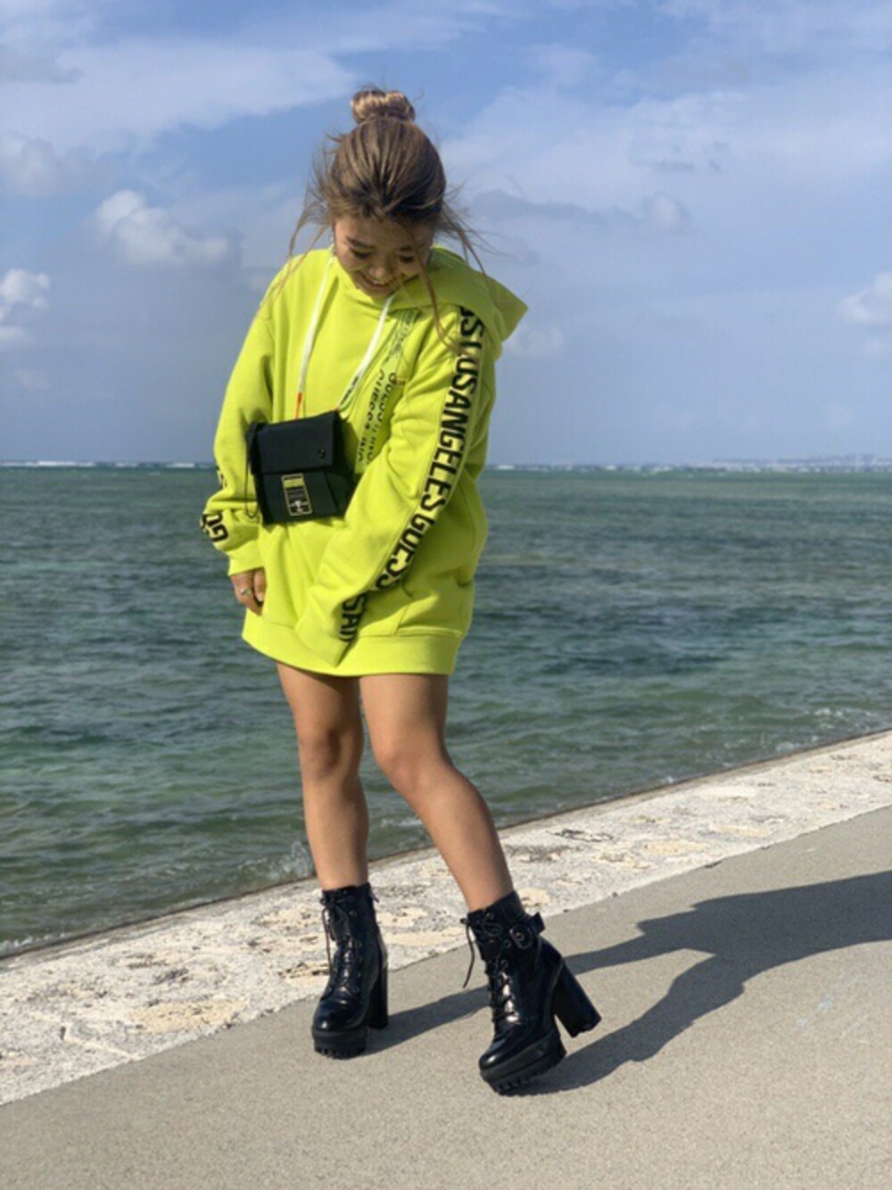 「ショルダーバッグ、ピアス、秋のコーデ、ストリート、スポーツミックス、ロゴスウェット、低身長、ゆるコーデ、guess」｜「GuessのSLEEVE LOGO HOODED PULLOVER PARKA（パーカー、イエロー系）」を使った、GUESS JAPANさん（レディース・139cm）の秋コーディネートの1枚目の写真
