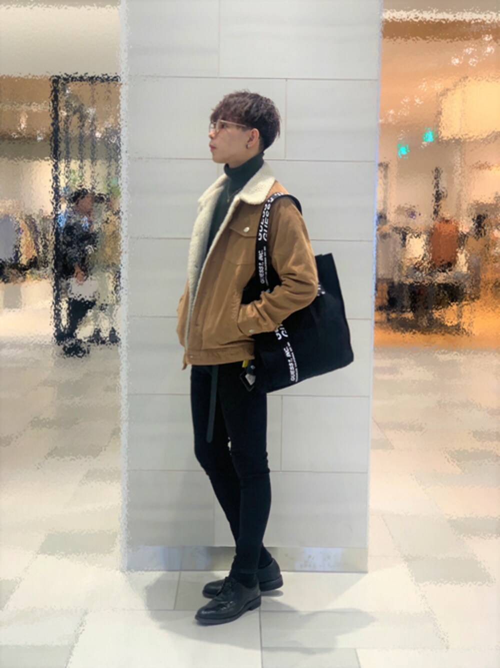 ブラウン系のその他アウター、グリーン系のニット/セーター、ブルー系のデニムパンツを着用したメンズの秋コーディネートの1枚目の写真