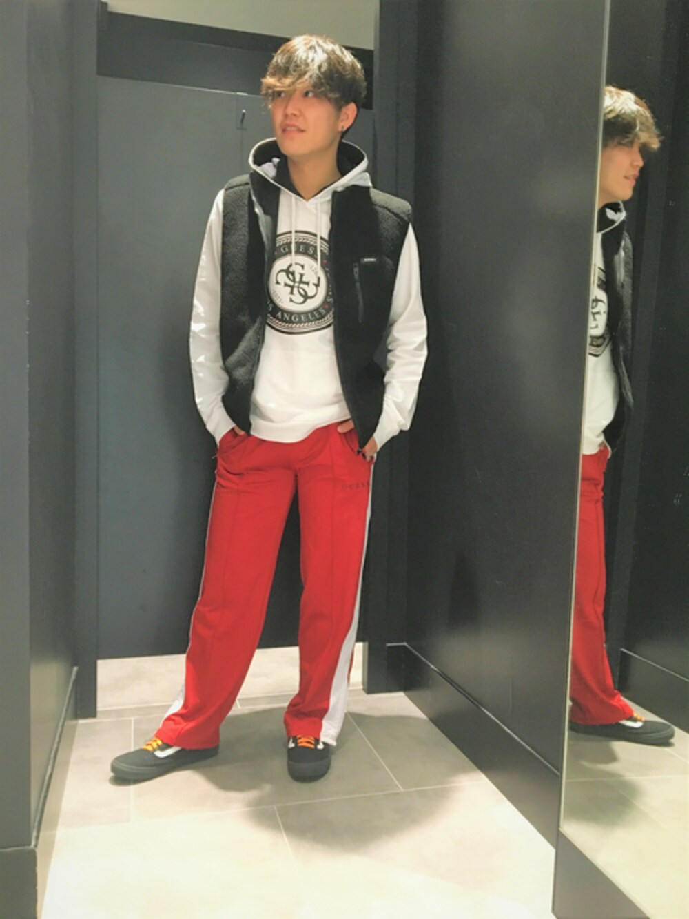 ブラック系のベスト、レッド系のその他パンツを着用したメンズの秋コーディネートの1枚目の写真