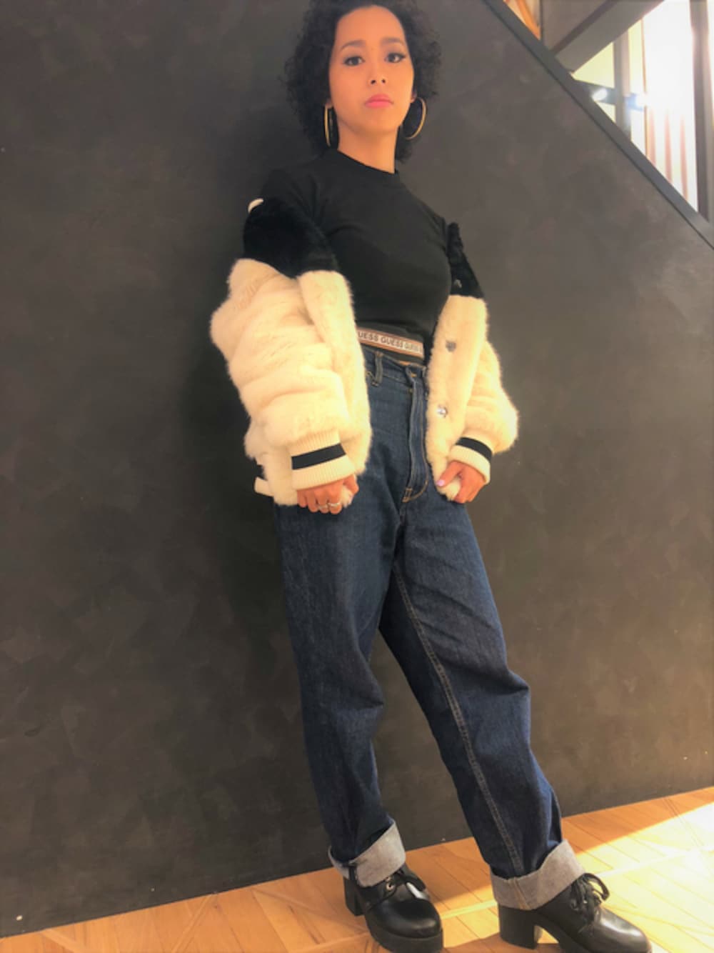 その他のその他アウター、ブラック系のその他トップス、ブルー系のデニムパンツを着用したレディースの秋コーディネートの1枚目の写真