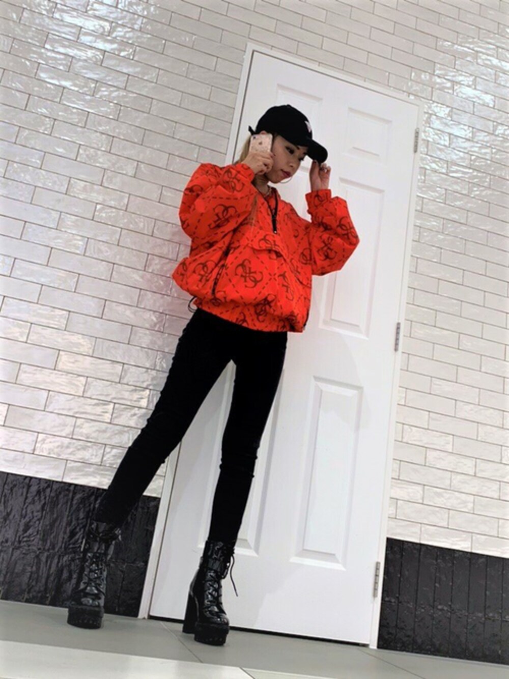 「アウター、キャップ、ストリート、ロゴ、大人カジュアル、スポーツミックス、スキニーデニム、低身長、guess」｜「GuessのQUATTRO G NYLON WINDBREAKER（その他アウター、レッド系）」を使った、GUESS JAPANさん（レディース・156cm）の秋コーディネートの1枚目の写真