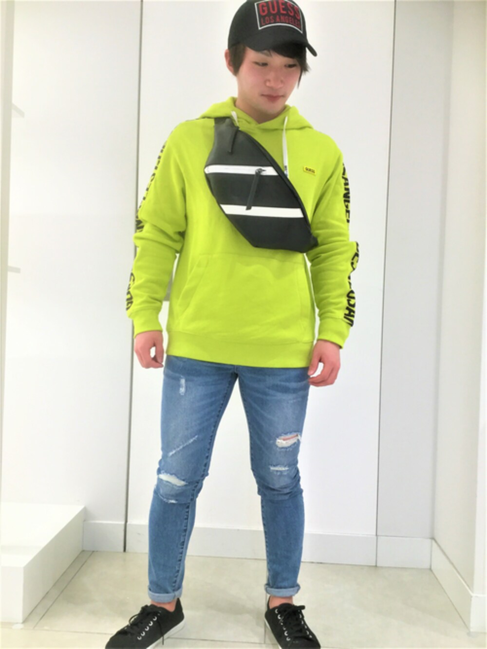 「キャップ、秋のコーデ、ストリート、スポーツミックス、ロゴスウェット、ネオンカラー、ウエストポーチ、guess」｜「GuessのSLEEVE LOGO HOODED PULLOVER PARKA（パーカー、イエロー系）」を使った、GUESS JAPANさん（メンズ・160cm）の秋コーディネートの1枚目の写真