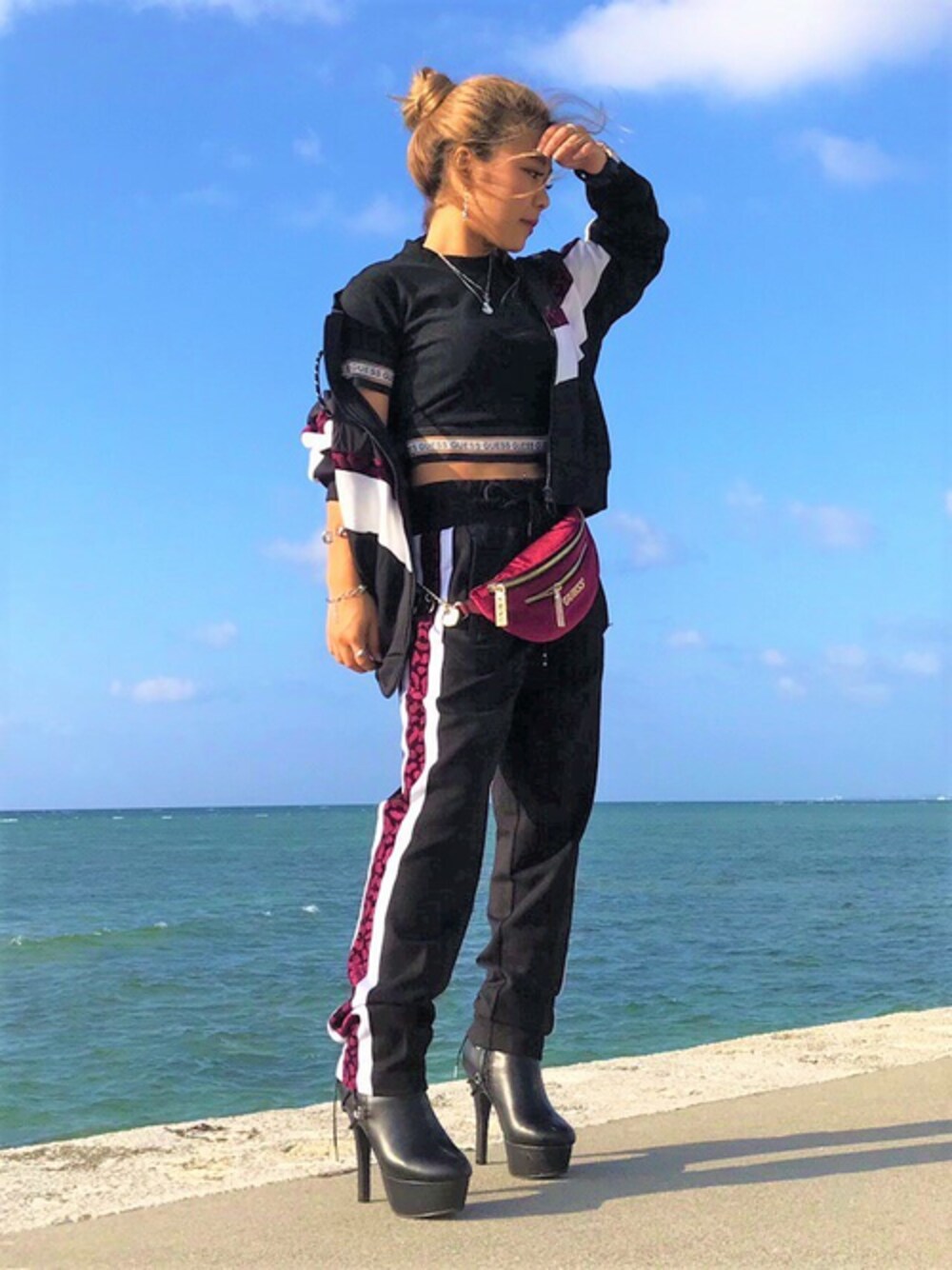 「カジュアル、ロゴ、ジャージ、スポーツミックス、大人コーデ、guess」｜「GuessのJOANN COLOR-BLOCK JACKET（ジャージ、ブラック系）」を使った、GUESS JAPANさん（レディース・139cm）の秋コーディネートの1枚目の写真