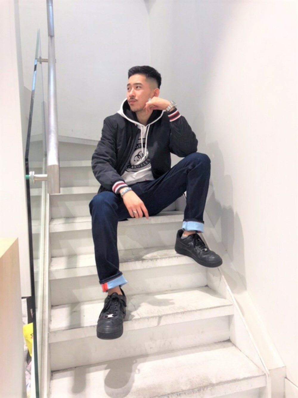 ブラック系のその他アウター、ブルー系のデニムパンツ、ホワイト系のパーカーを着用したレディースの秋コーディネートの1枚目の写真