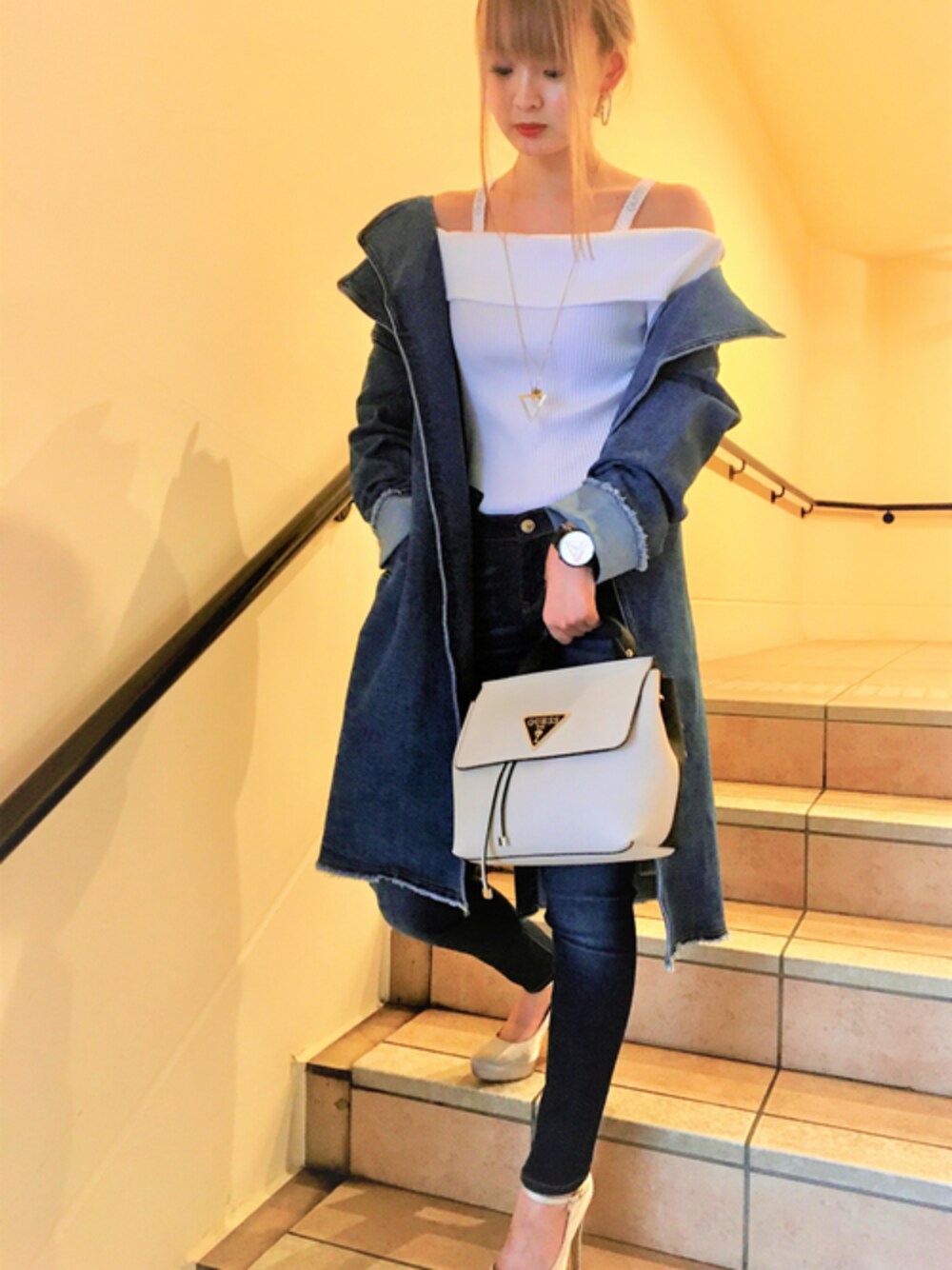 ホワイト系のTシャツ/カットソー、ブルー系のデニムパンツ、ホワイト系のバックパック/リュックを着用したレディースの秋コーディネートの1枚目の写真