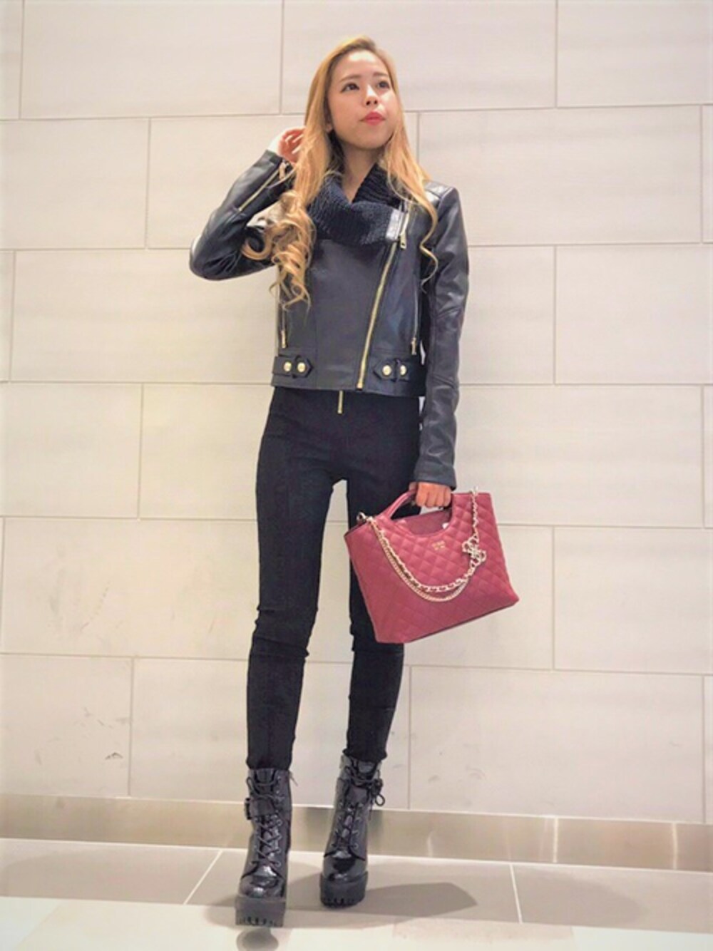 「カジュアル、レザージャケット、ハンドバッグ、黒、赤、ロゴ、大人コーデ、低身長、guess」｜「GuessのVICTORIA FAUX-LEATHER JACKET（その他アウター、ブラック系）」を使った、GUESS JAPANさん（レディース・156cm）の秋コーディネートの1枚目の写真