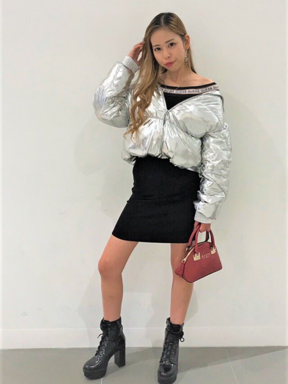 「ダウンジャケット、ハンドバッグ、ストリート、大人カジュアル、スポーツミックス、ゴールド、低身長、guess」｜「GuessのBRUNA LAMINATED PADDED JACKET（その他アウター、ゴールド系）」を使った、GUESS JAPANさん（レディース・156cm）の秋コーディネートの1枚目の写真